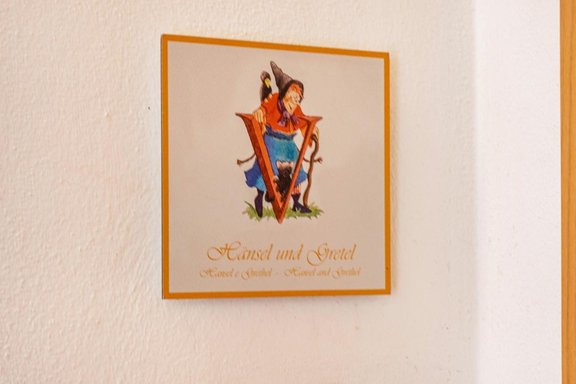 Haensel Und Gretel Schlosshof Umes Ngoại thất bức ảnh