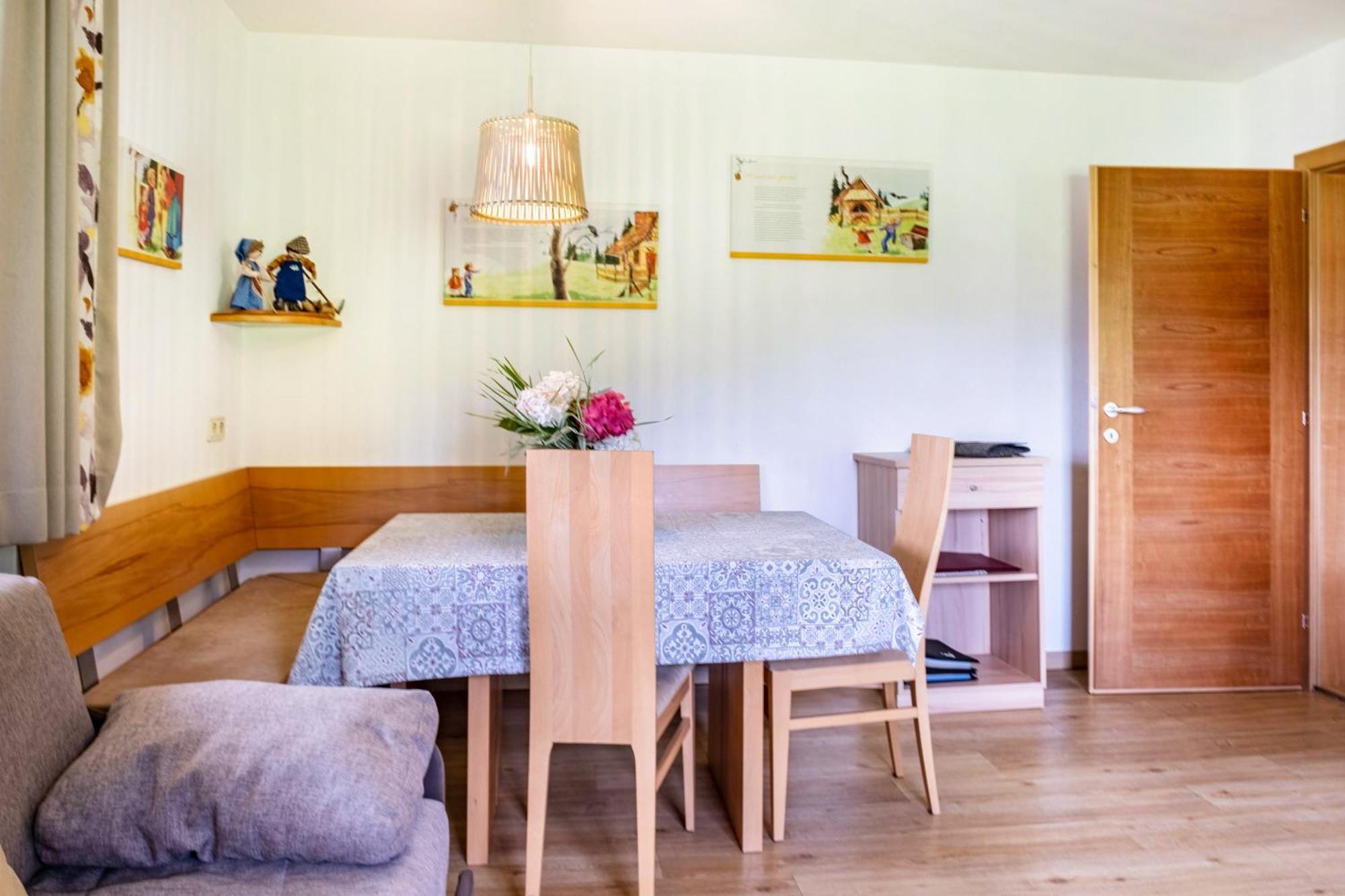 Haensel Und Gretel Schlosshof Umes Ngoại thất bức ảnh